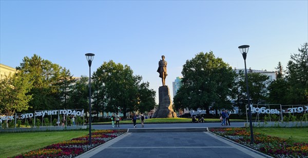 324-Памятник Максиму Горькому